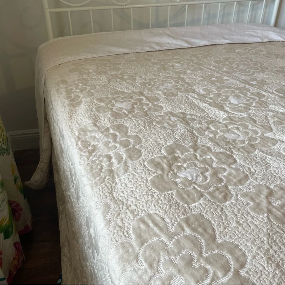 Vintage Cottagecore cream, color, quilted bedspread Approximately 92” X 94”